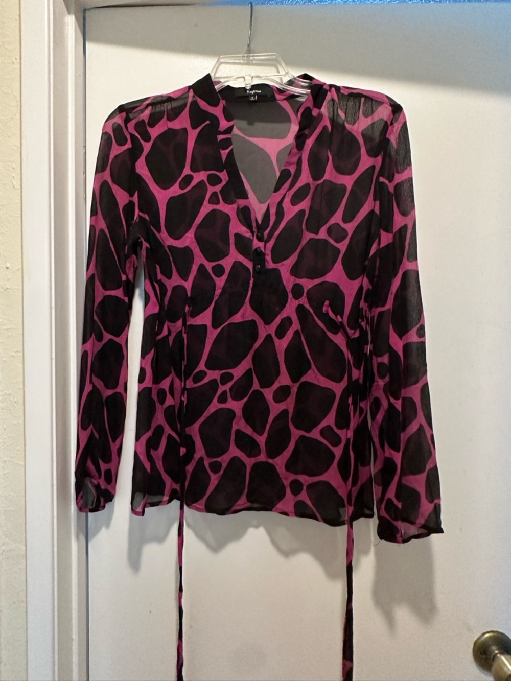 Express Sheer Silk Animal-Print V-Neck Tie Blouse in Magenta & Black Size Small